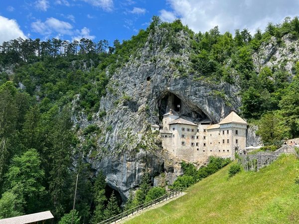 chateau de predjama